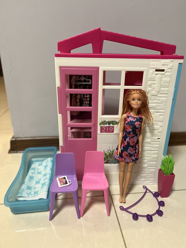 Mattel Składany domek dla Barbie z lalką i akcesoriami