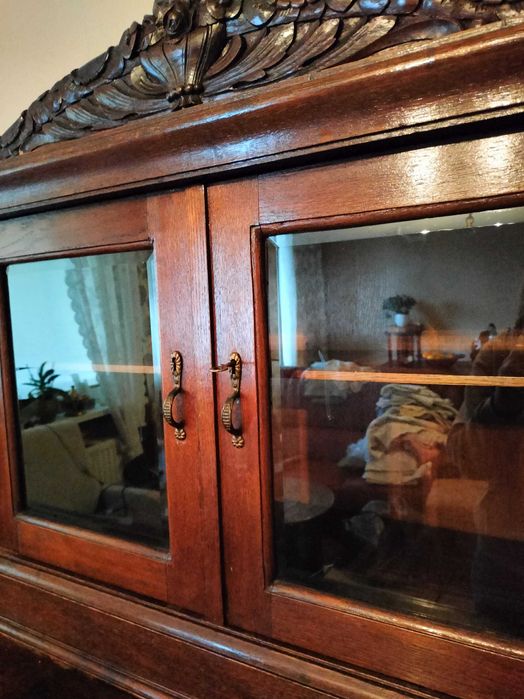 Stylowy kredens z gablotką