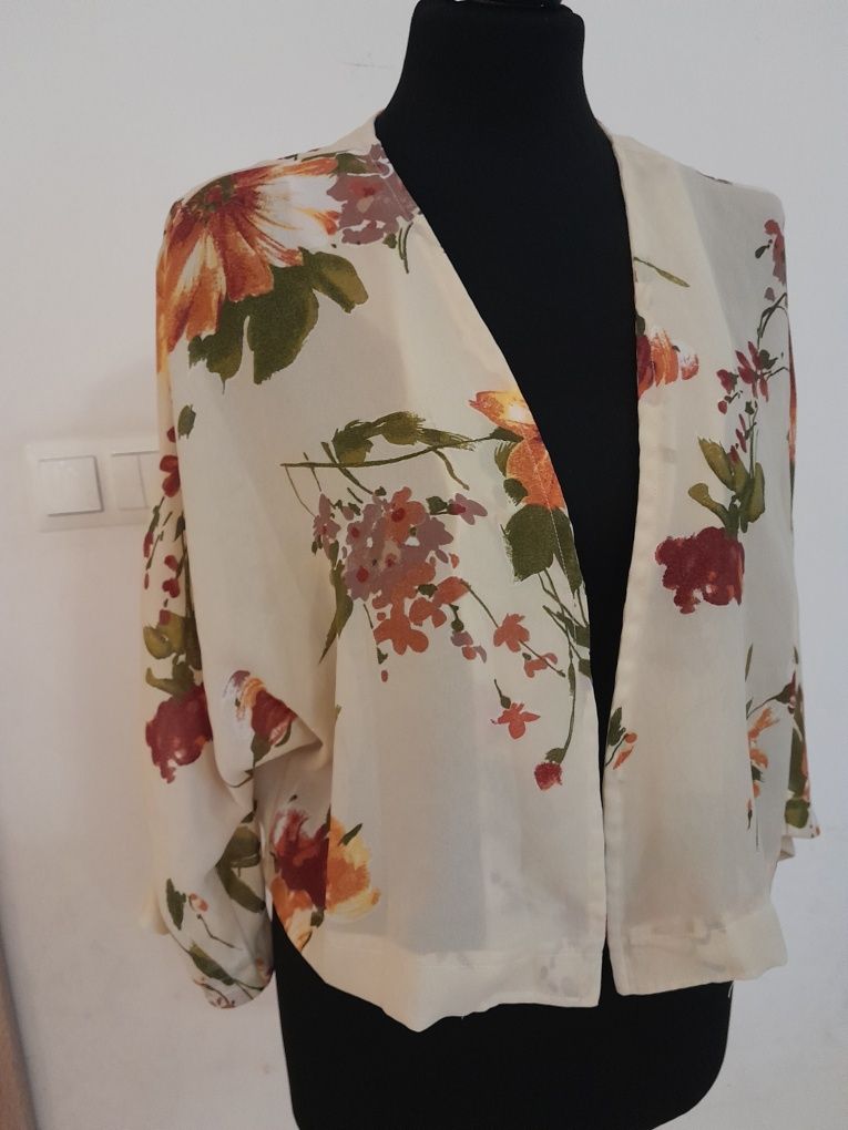 Narzutka kimono luźna beż zapinania krowa w kwiaty S 36