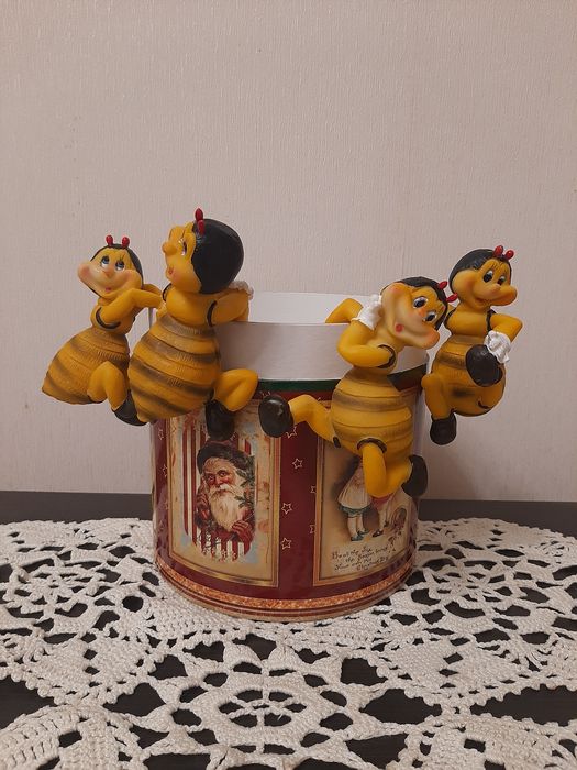 Бджілки із пластокераміки.