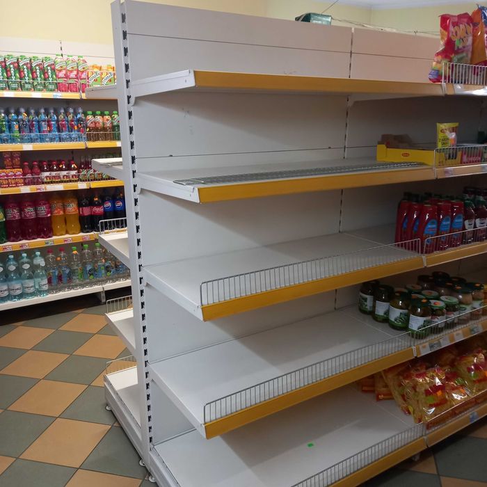 Regał sklepowy gondola.