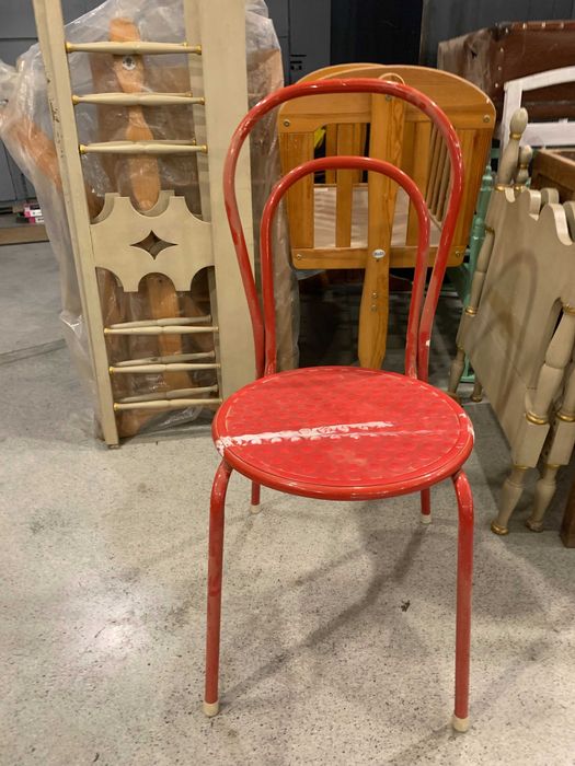 Cadeira de plástico vermelha antiga vintage