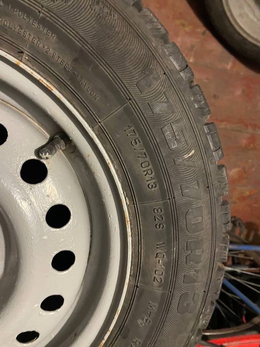 Зимова резина на автомобіль з дисками р13