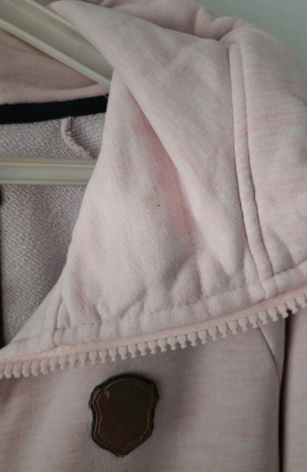 Bluza rozpinana z kapturem naketano pudrowy róż S