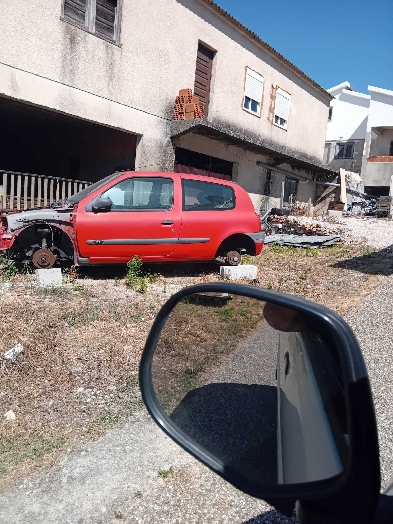Venda de quinta na Quinta da Sardinha na estrada principal .