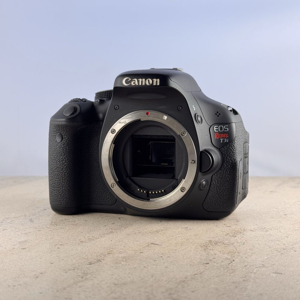 Canon 600D com lente EF-S 18-135 f/3.5-5.6 IS STM