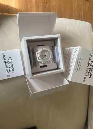 Nowy Omega x Swatch SO33W700 Snoopy - Kosmiczny model z biokeramiką