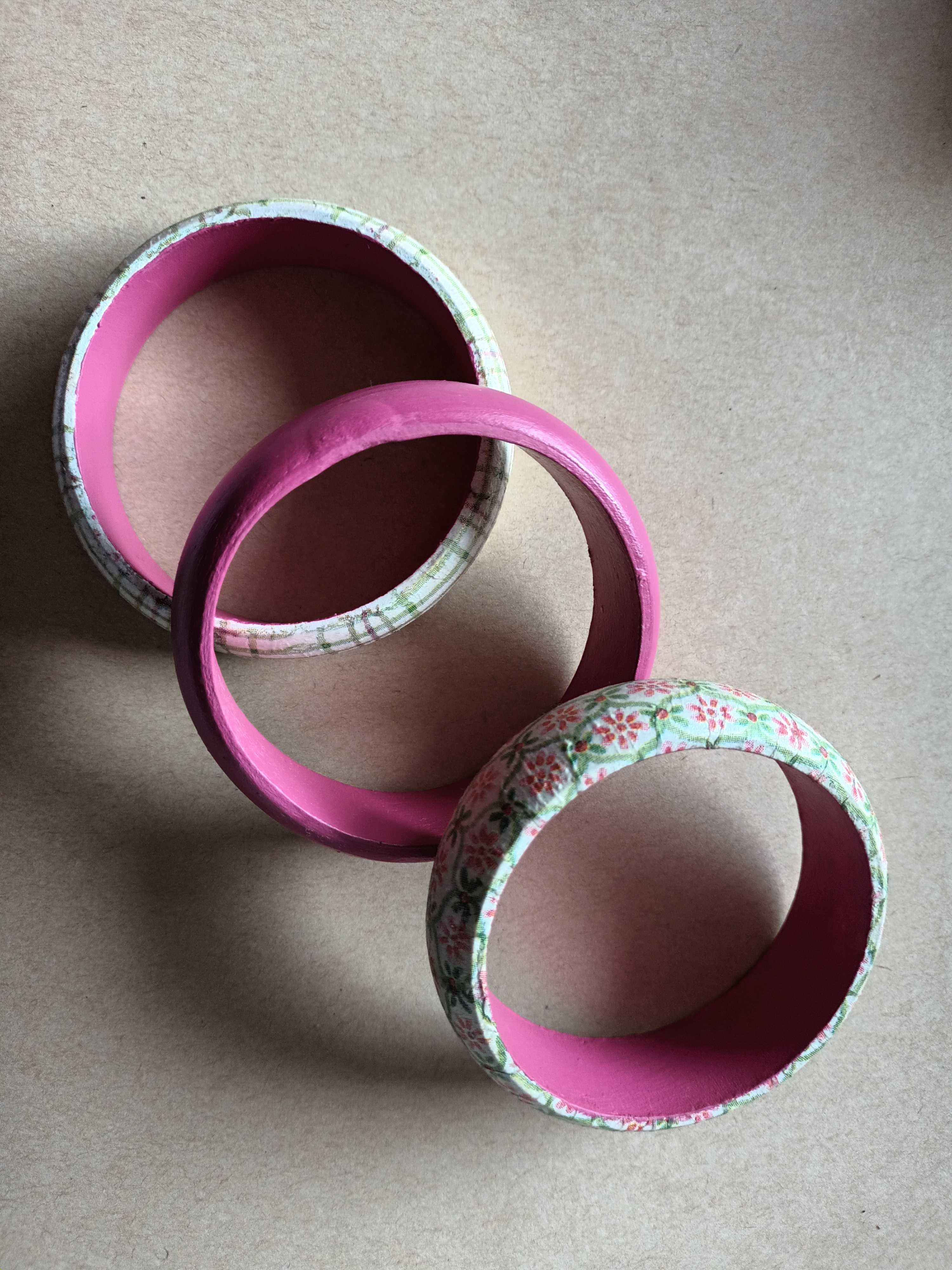 Conjunto de 3 pulseiras rosa com padrões