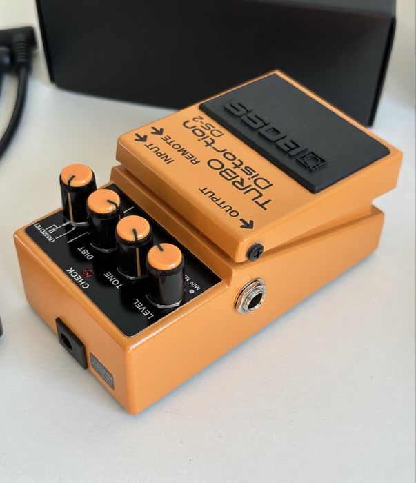 Boss Turbo Distortion DS-2 + power adapter + battery + patch cables
