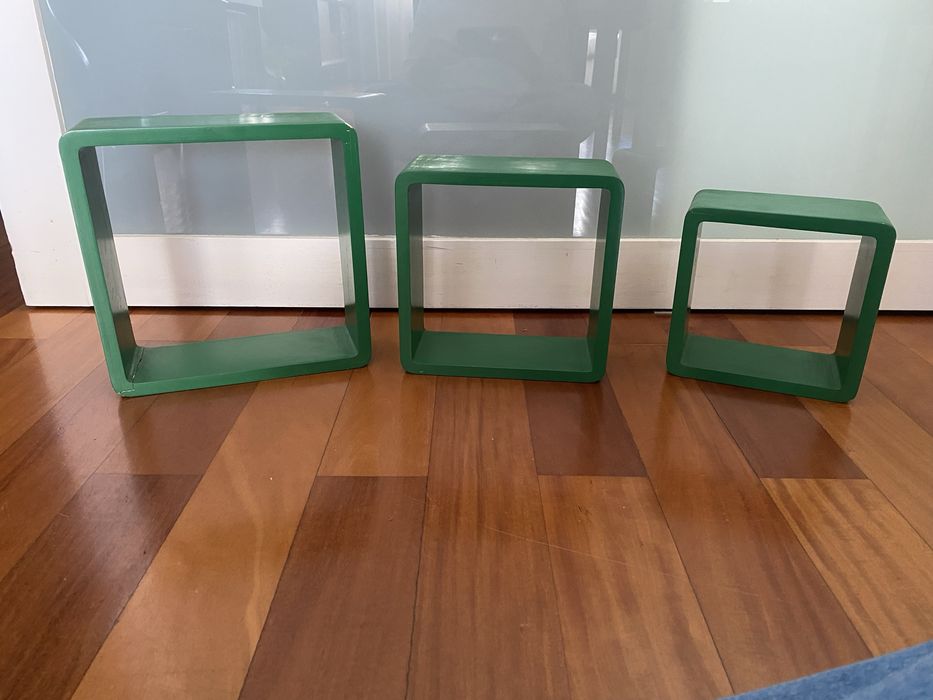 3 prateleiras madeira. Decoração. Muito bom estado.