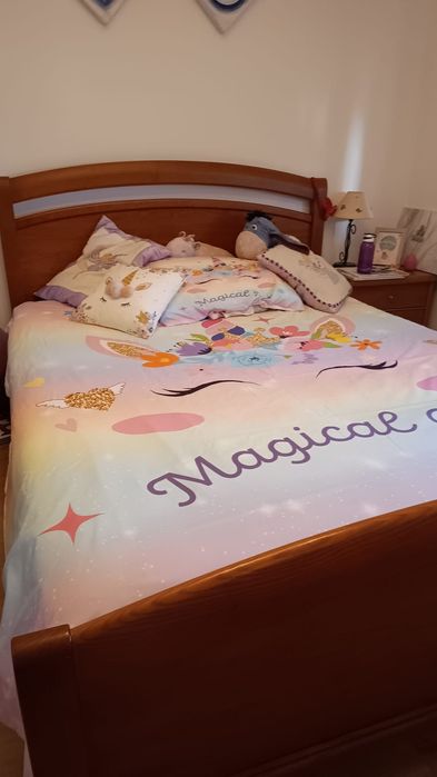 Cama e móvel em madeira