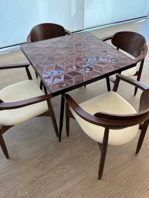Mesas com tampo em azulejo para restaurante/bar