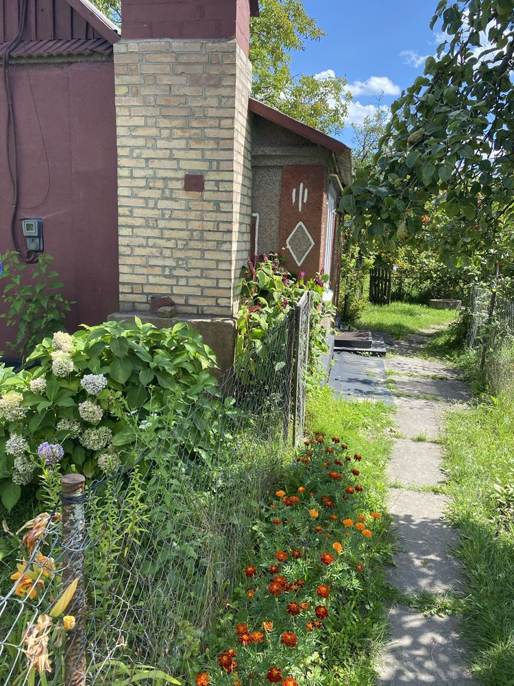 Продам будинок з приватизованою землею у черті міста