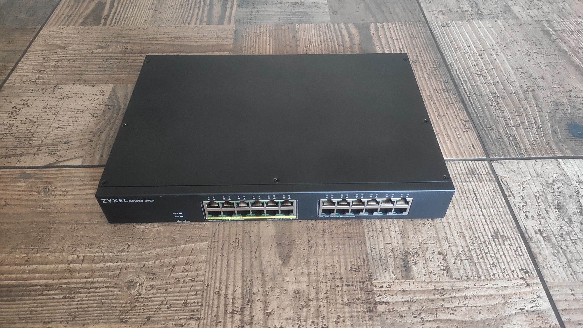 Смарт-управляемый коммутатор на 24 порта с PoE ZyXEL GS1900-24EP