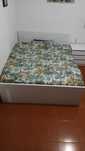 Cama de Casal com mesa de cabeceira