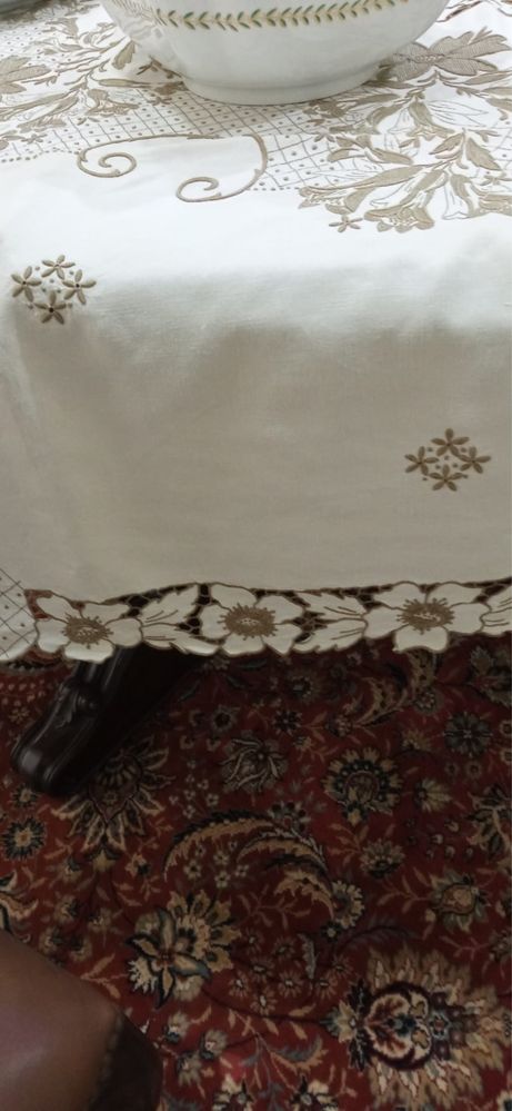 Toalha de mesa em Linho da Madeira bordada a mão nova