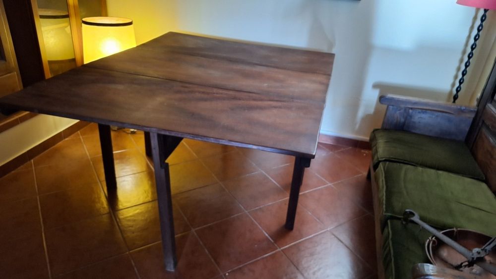 Mesa antiga de 2 abas em madeira nobre.Impecável