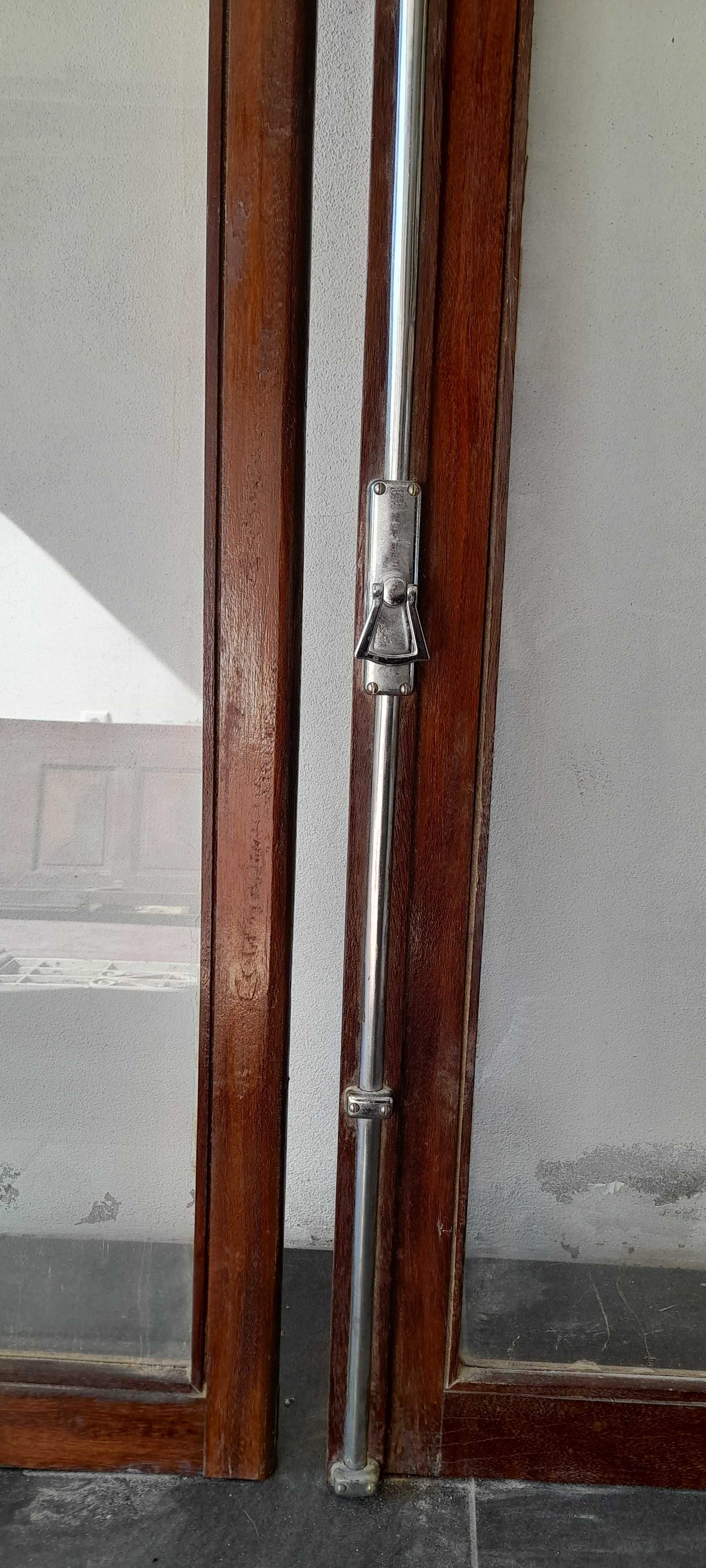Janelas antigas em madeira