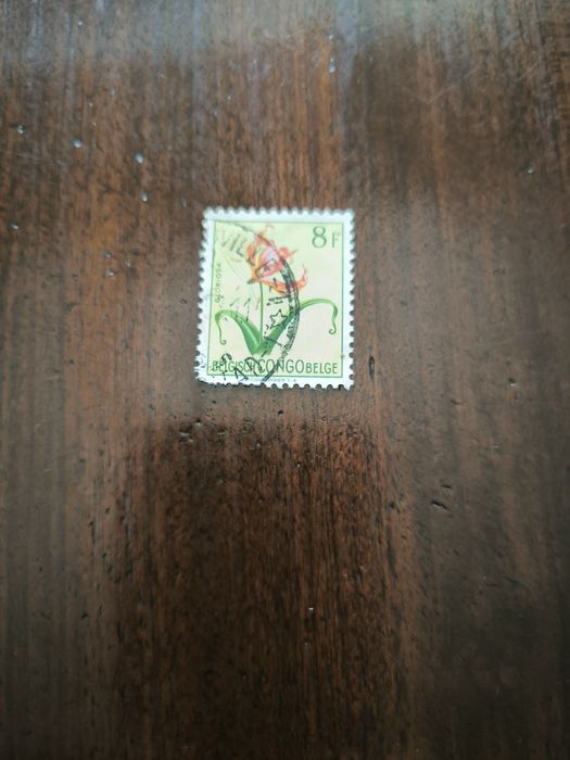 Selos (centenas de selos de vários valores)