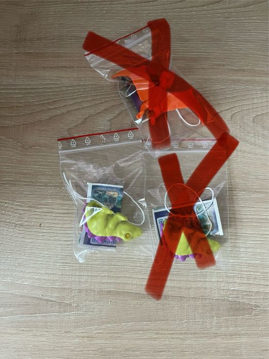 Zabawki z Kinder Joy Jurassic World Funko