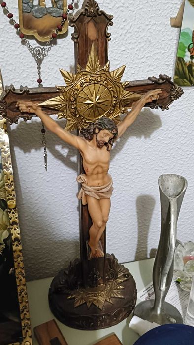 Taças de Arte sacra e cruz de cristo trabalhada
