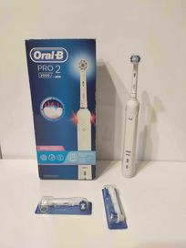 Szczoteczka elektryczna Oral-B ( NOWE KOŃCÓWKI) Pro 2 2000 PRO2000