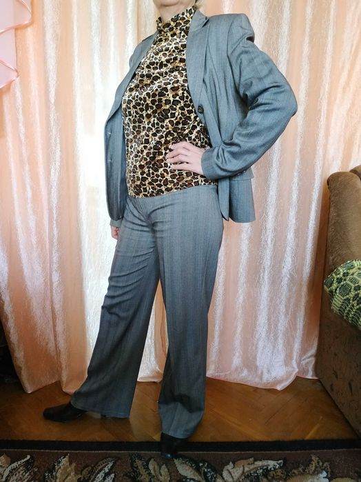 Женский классический строгий костюм