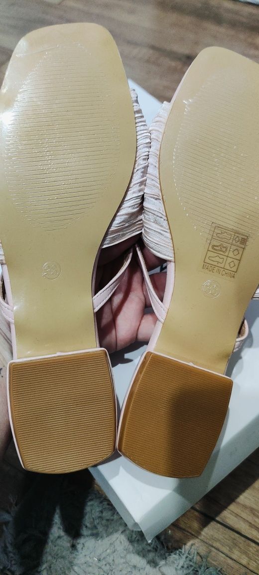Nowe eleganckie klapki 38