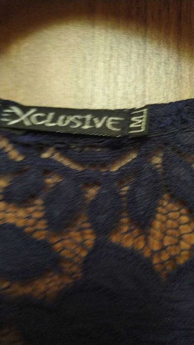 Вечірня сукня з мережива та шифону темно-синього кольору