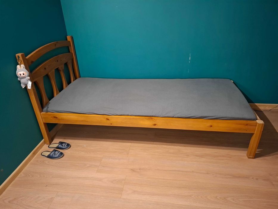 Dwa łózka jednoosobowe sosnowe z mteracem, cena za dwa