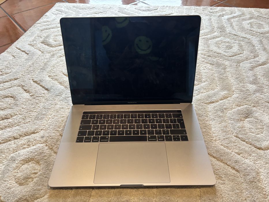 MacBook Pro 15” (2018) – 16 GB RAM / 512 GB SSD