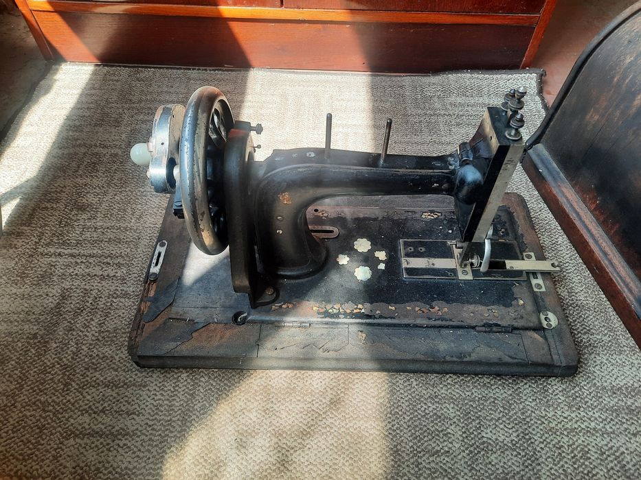 Продам машинку швейную