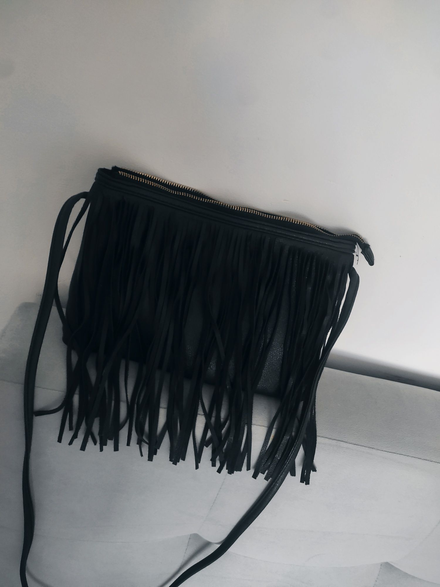 Czarna torebka z frędzlami