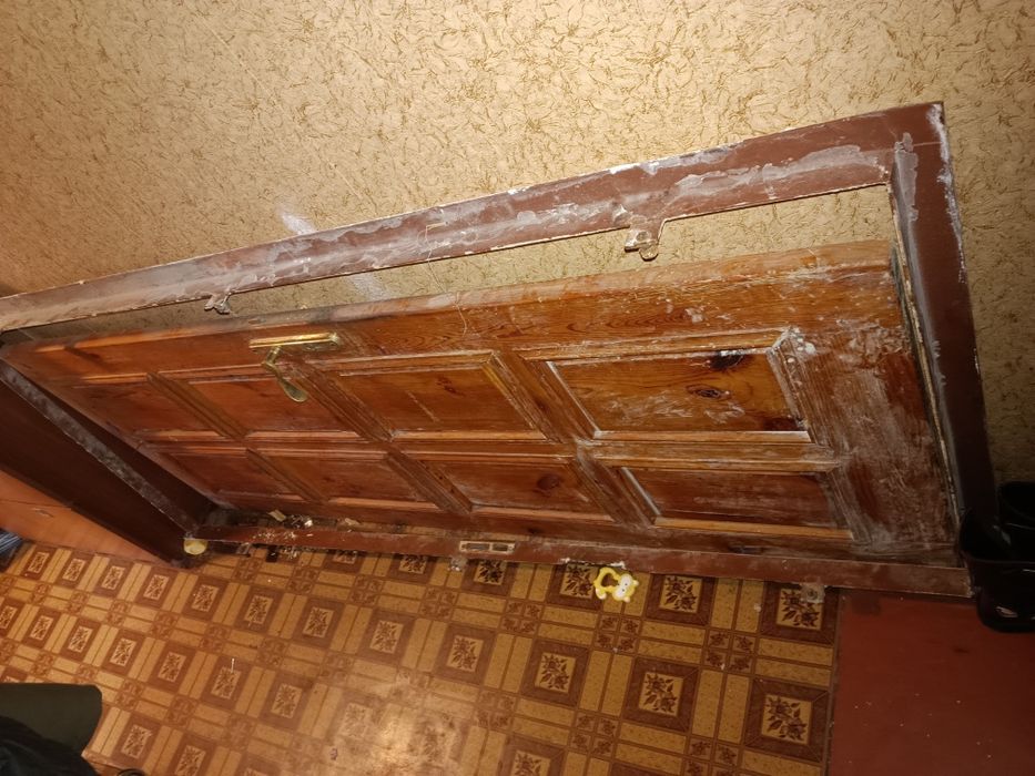 Дерев'яні двері б/в