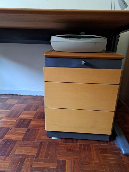 Vendo secretária e estirador