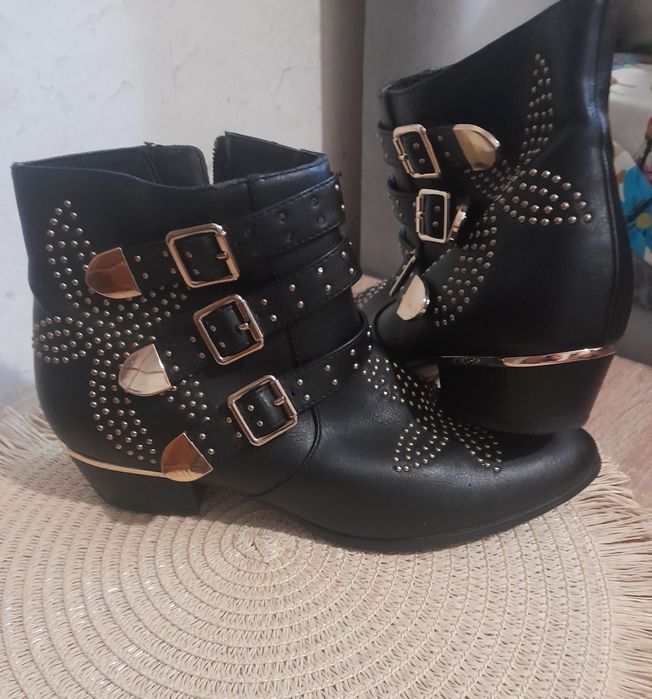 Зимние Сапоги  женские казакиCATWALKC.р.40.