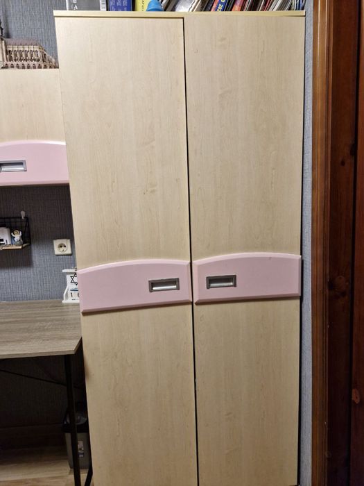 Меблі, компʼютерний стіл, шафа.