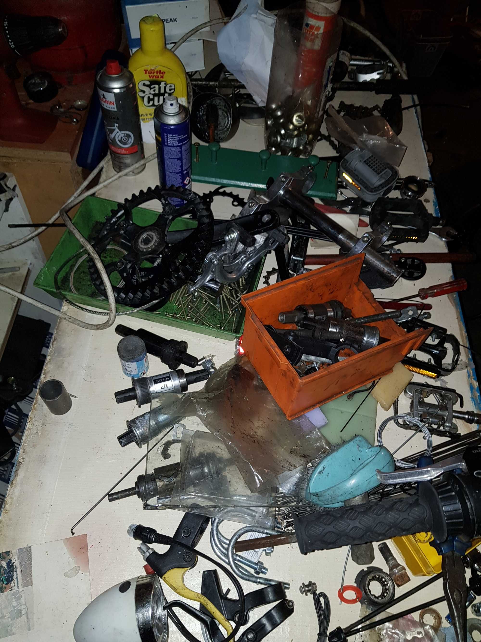 Narzędzia i części po likwidacji serwisu rowerowego