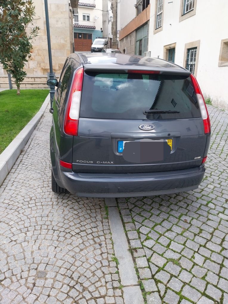Viatura com 200.000 km de pessoa com mobilidade reduzida