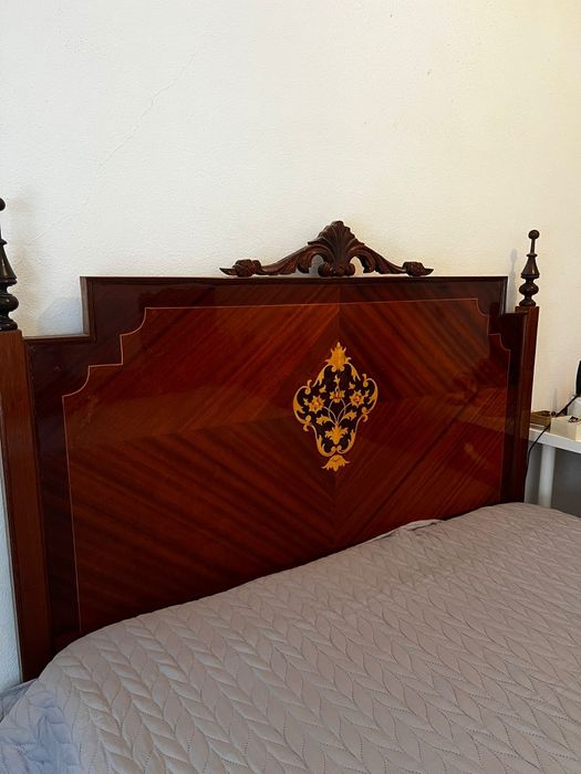 Cama antiga bem estimada vendo o quarto vai ser agora para um jovem