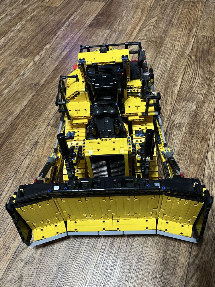 LEGO бульдозер CAT D11