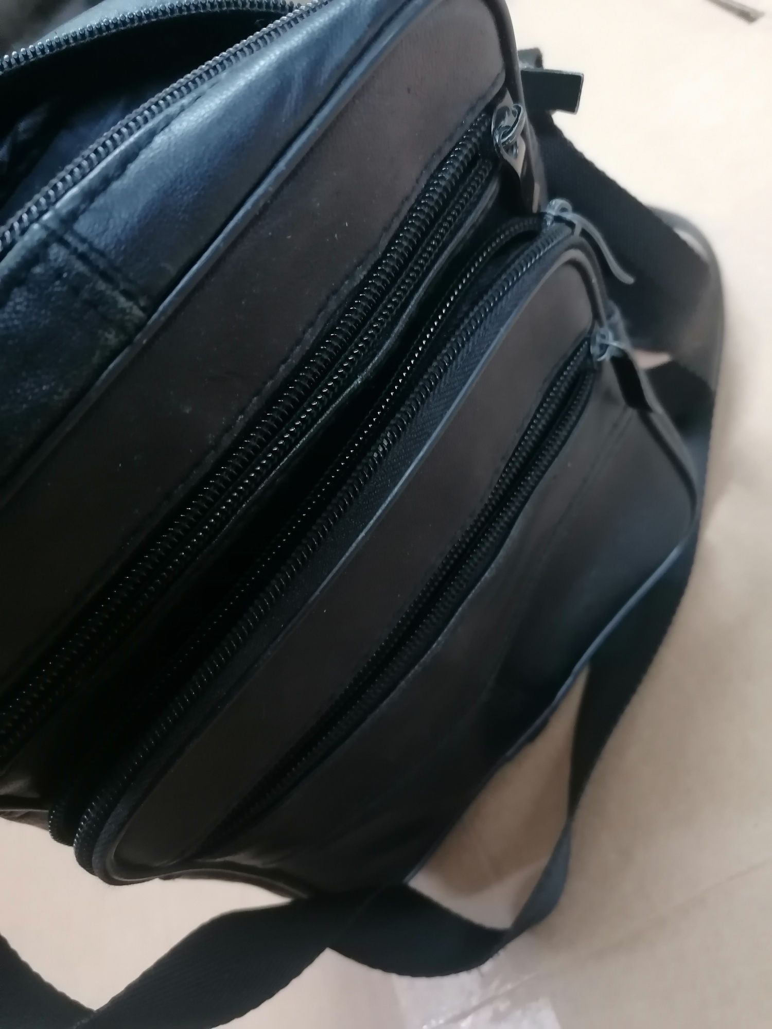 Bolsa tiracolo em pele para desocupar impecável