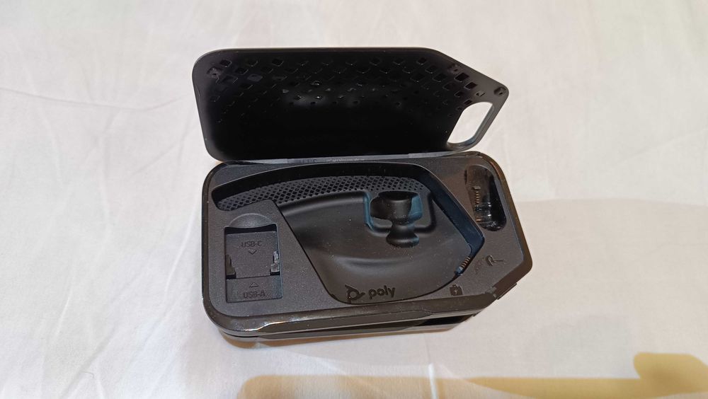 Зарядный кейс футляр для для Plantronics voyager 5200. Версия POLY