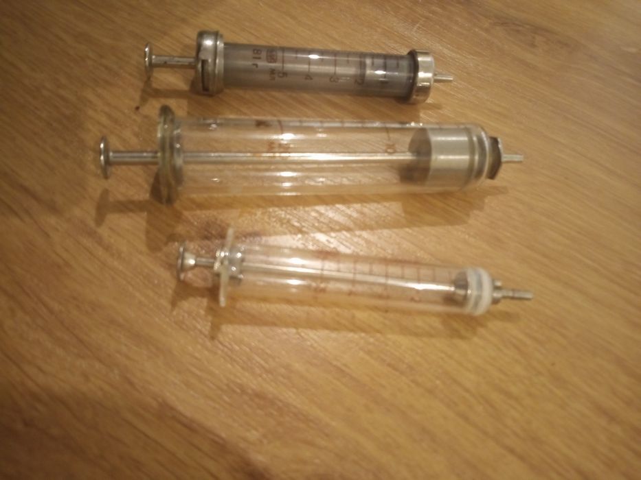 Шприцы стекляные многоразовые.