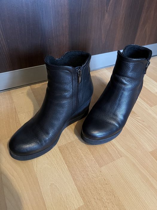 Trzewiki na koturnie ze skóry 39