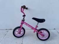 Bicicleta sem pedais cor de rosa