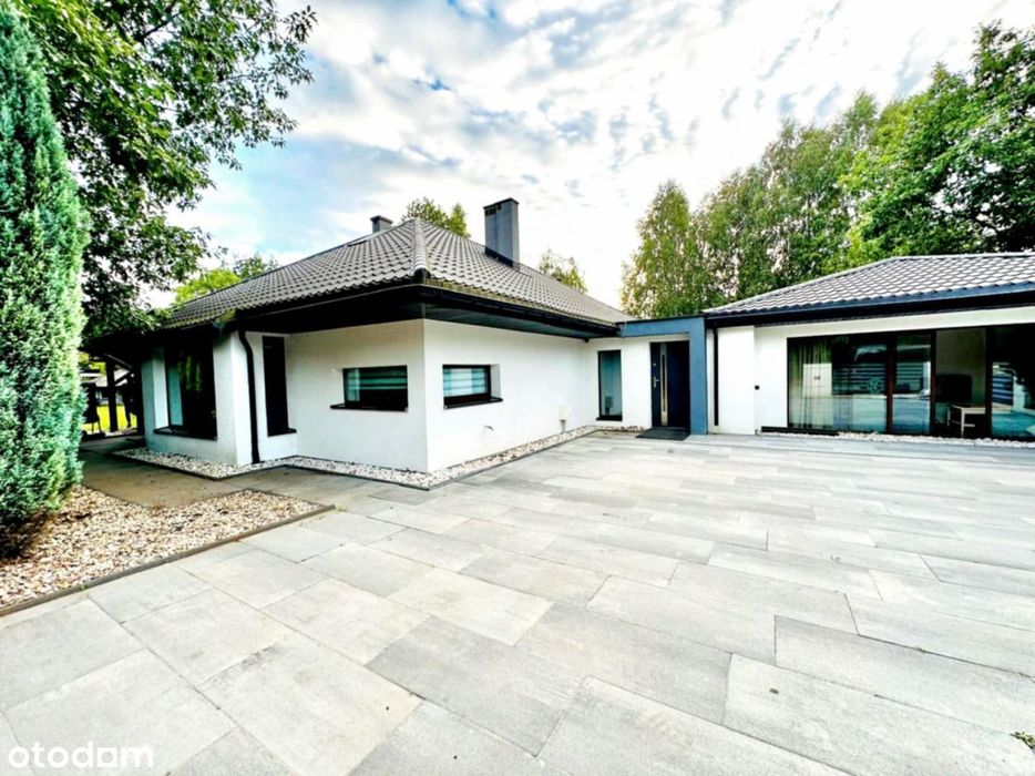 Przestronny dom z basenem i pięknym ogrodem
