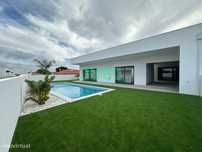 Moradia T4, pronta a habitar, com 3 suítes, piscina e garagem em Az...
