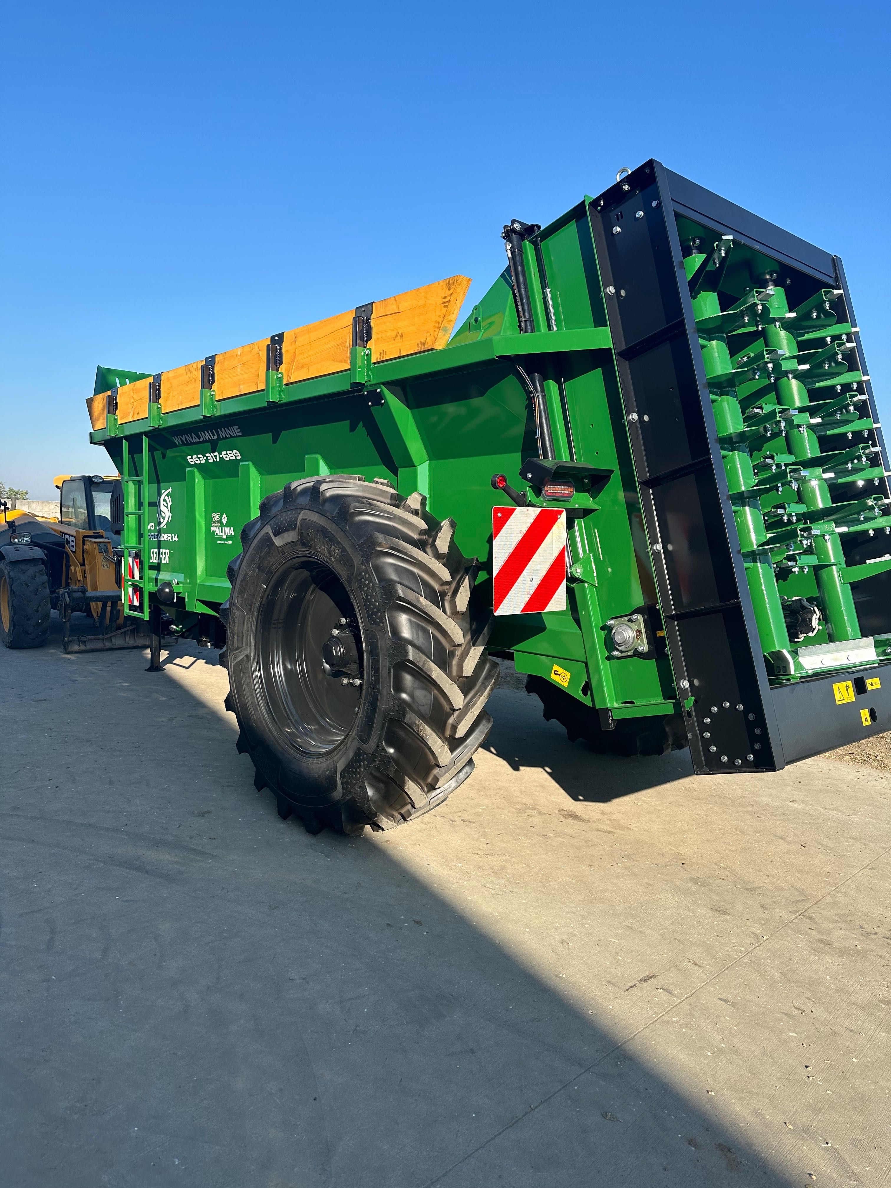 Wynajem rozrzutnika obornika 14t plus (16t) wynajmę rozrzutnik na doby