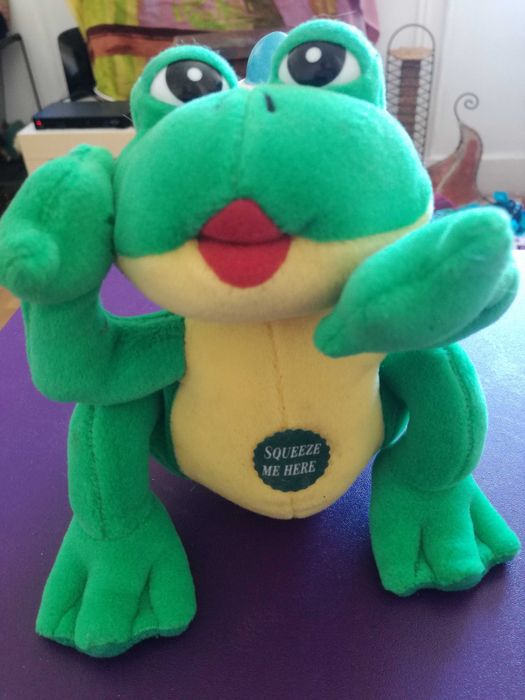 Rã de peluche de lábios vermelhos